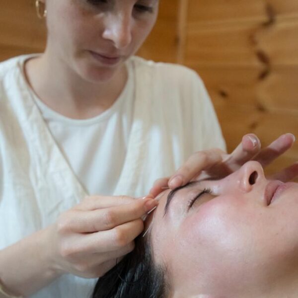 עיסוי פנים יפני בשילוב גוואשה ודיקור סיני קוסמטי לאנטי אייג'ינג